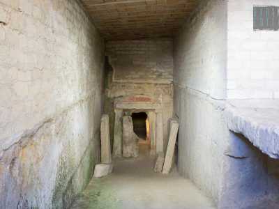 Ci inoltriamo nei sotterranei camminando sotto un tempietto...